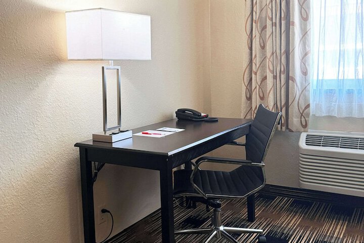 Business King Bed (5 of 8)