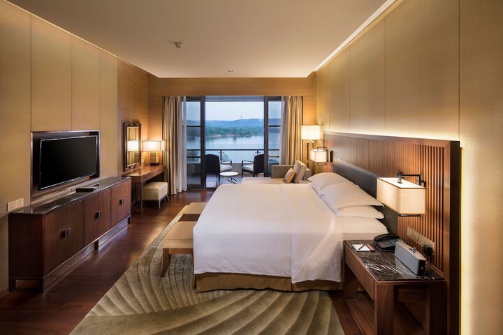 Room 12 of 90