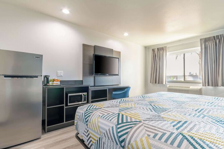 1 King Bed Refrigerator, Microwave (6 of 16)