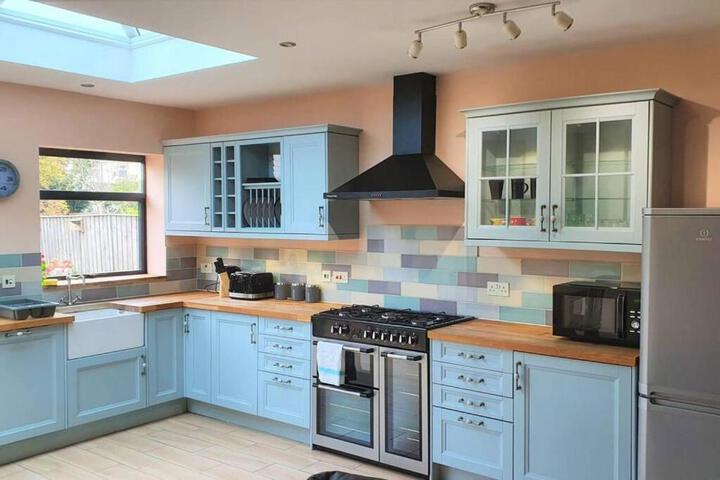 5 Bed 2 Bath Home + Terrace, Garden & Parking