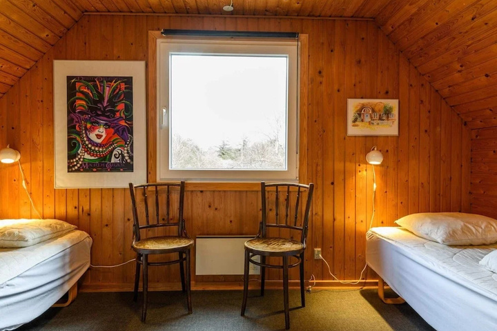 Room 5 of 16