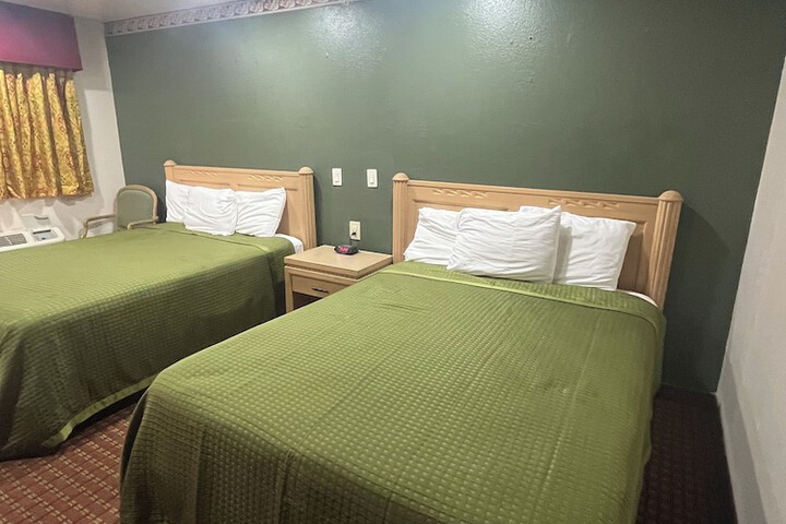 Room 6 of 9