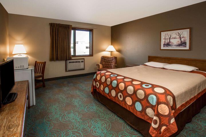 2 Queen Beds (2 of 8)