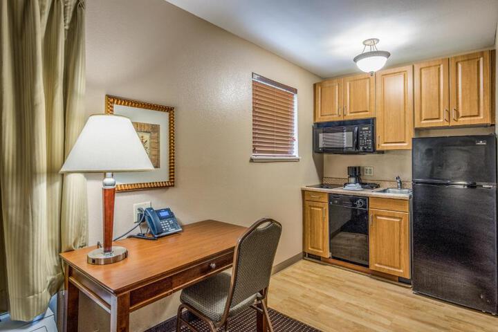 1 Queen Bed Efficiency Suite (7 of 15)