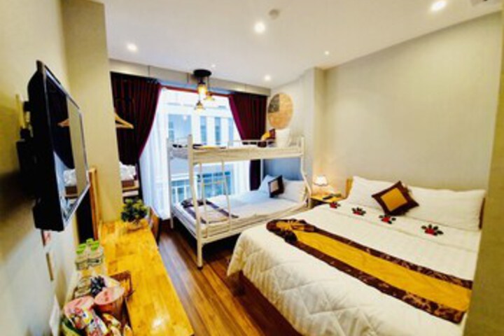 Henry & Iris Hotel