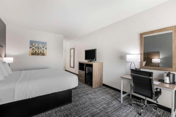 1 King Bed Microwave and Refrigerator WiFi Full Breakfast (20 of 24)