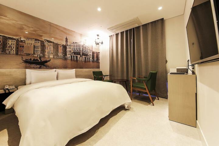 Room 26 of 42