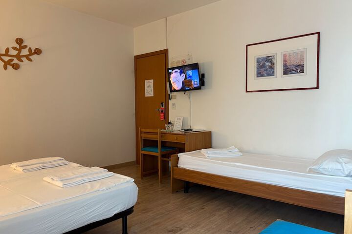 Room 13 of 33