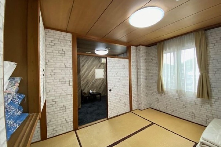 Room 5 of 17