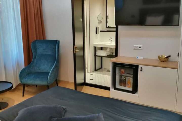 Room 10 of 65