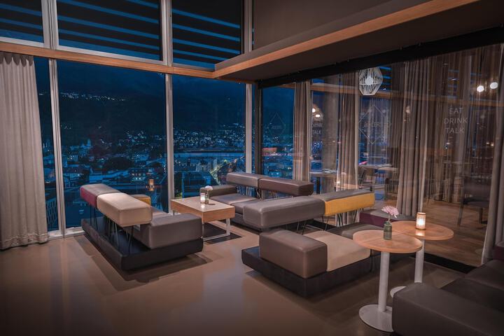 Lounge 105 of 138