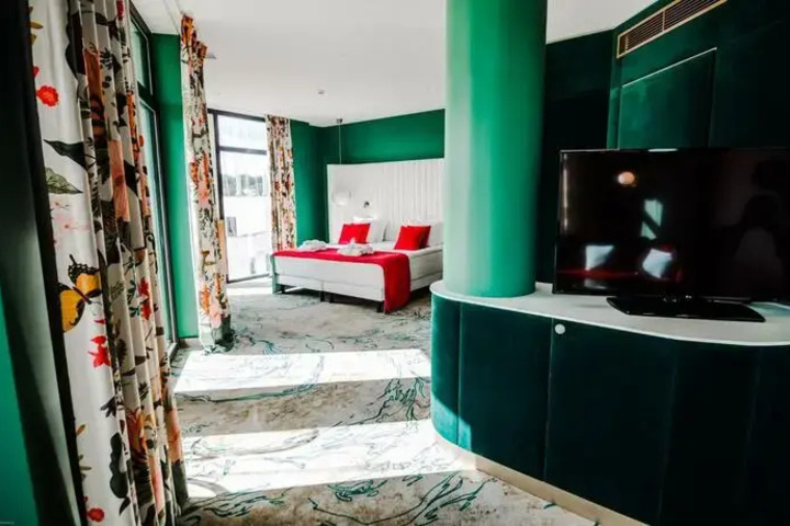 Room 4 of 38