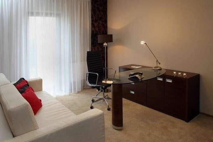 Room 9 of 32