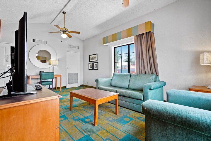 1 King Bed Mobility Hearing Impaired Accessible Room (18 of 22)