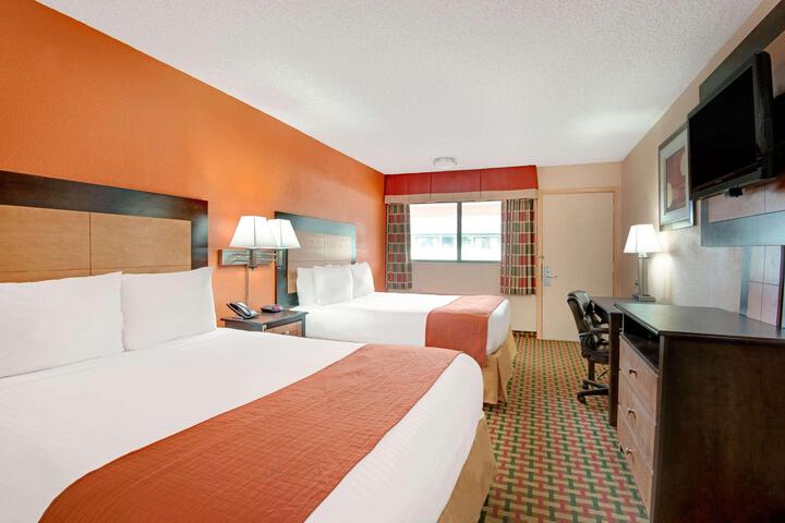 2 Queen Beds (7 of 9)