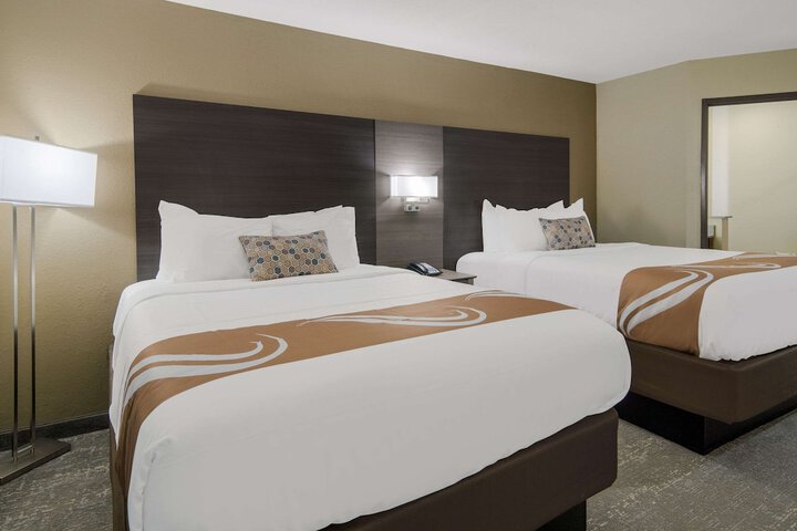 1 Queen Bed Accessible (14 of 26)