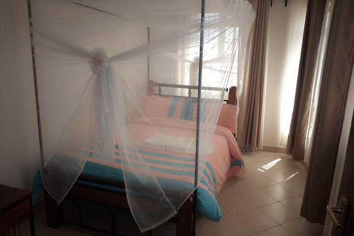 Room 4 of 8
