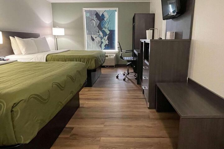 2 Queen Beds (1 of 16)