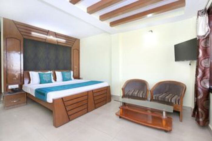 Room 10 of 16