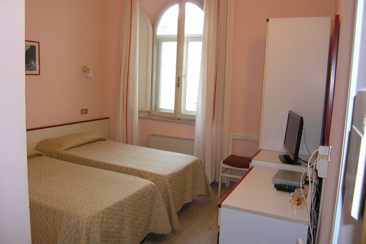Room 6 of 34