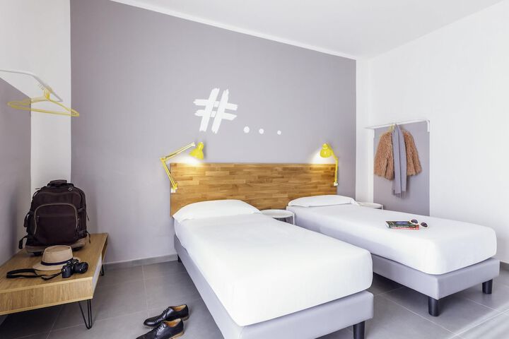Room 17 of 40