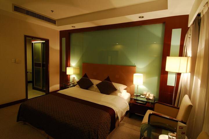 Room 16 of 38