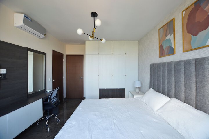 Room 3 of 233
