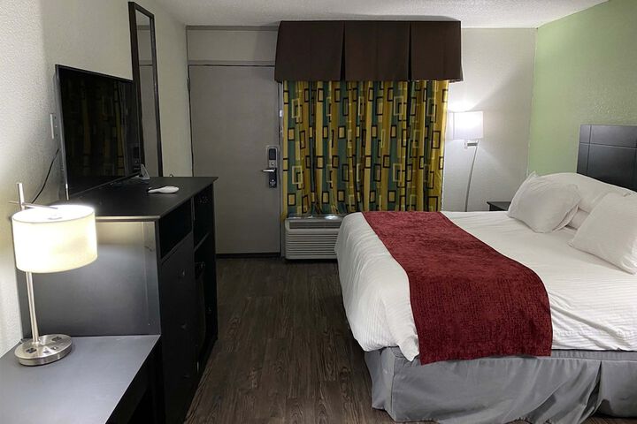 1 King Bed Work Desk Work Space Table and Chairs Microwave and Refrigerator, Coffee and Tea Maker Full Breakfast (29 of 40)