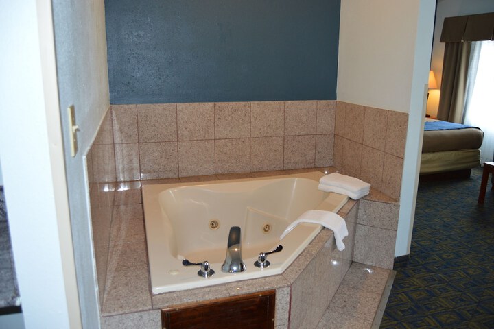 Jetted tub