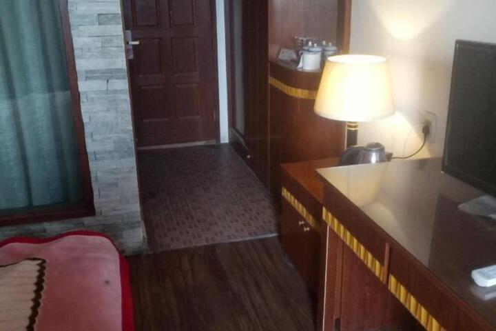 Room 5 of 10