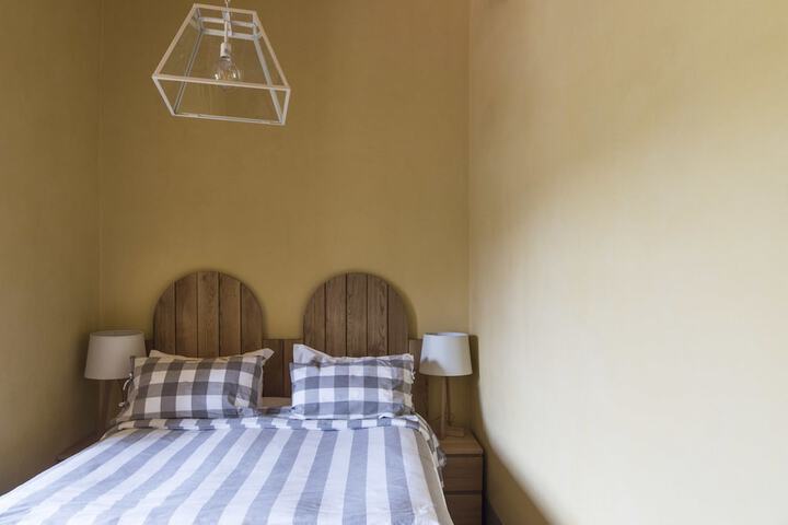 Room 10 of 98