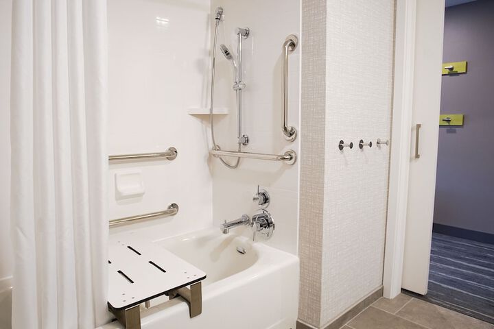 2 Queen Beds Mobility Hearing Accessible Tub (7 of 16)