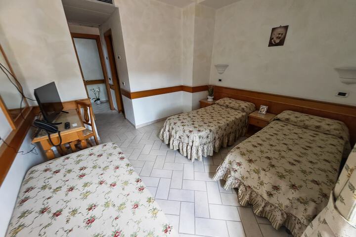 Room 13 of 28