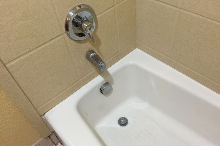 Deep soaking bathtub