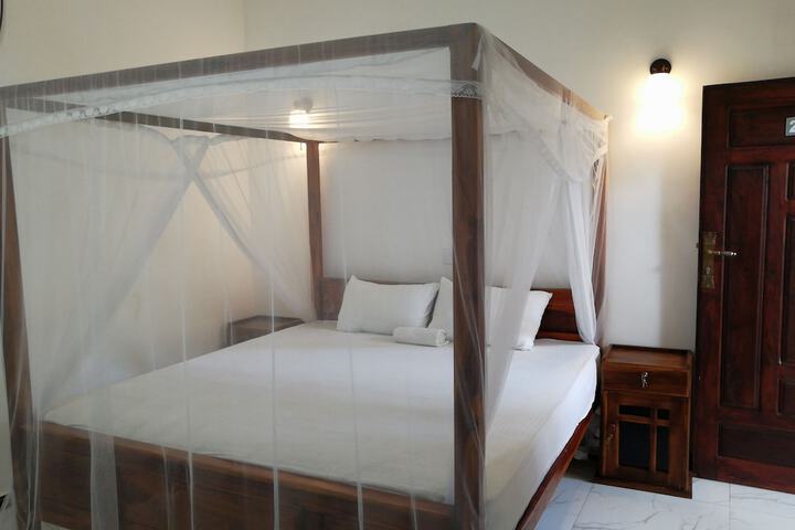 Room 10 of 16