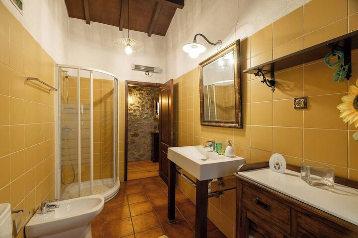 Room 6 of 12