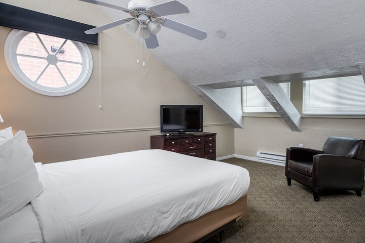 Room 11 of 32