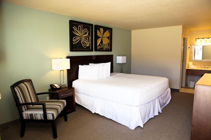 Executive King Bed (5 of 6)