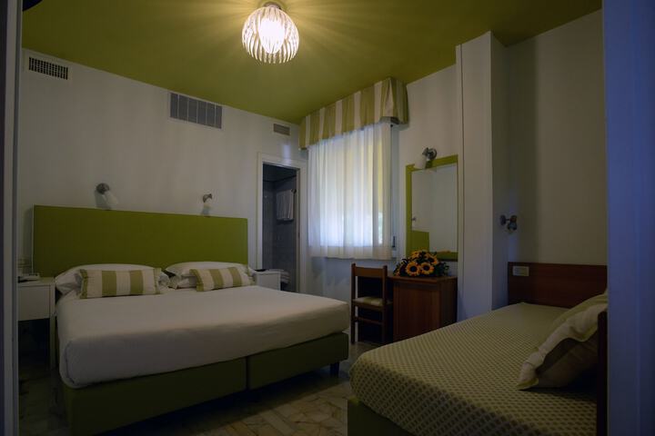 Room 9 of 32