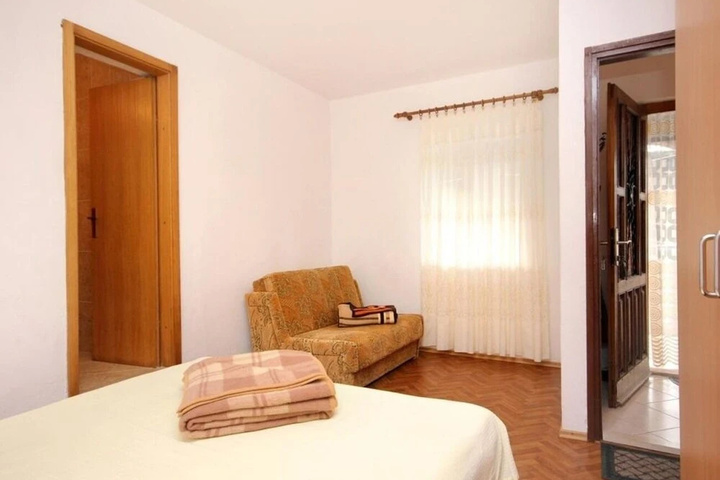 Room 6 of 18