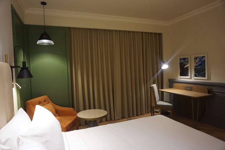 Room 13 of 42