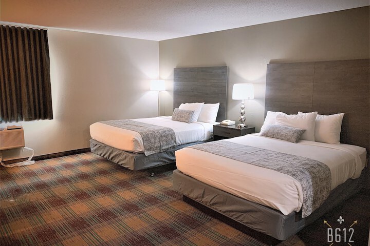 1 Queen Bed (10 of 16)