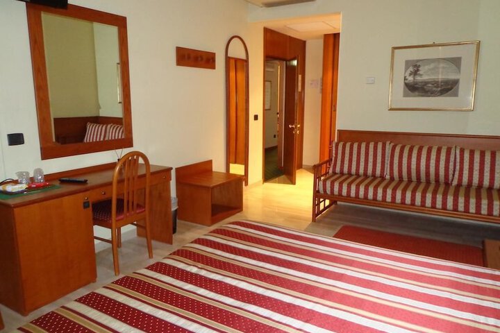 Room 5 of 19