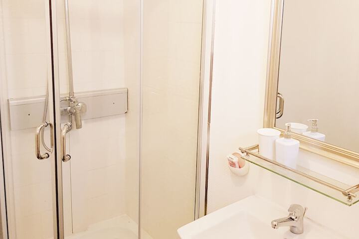 Room 4 of 8