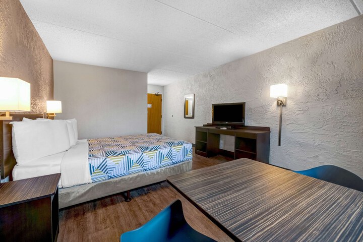 1 Queen Bed (13 of 15)