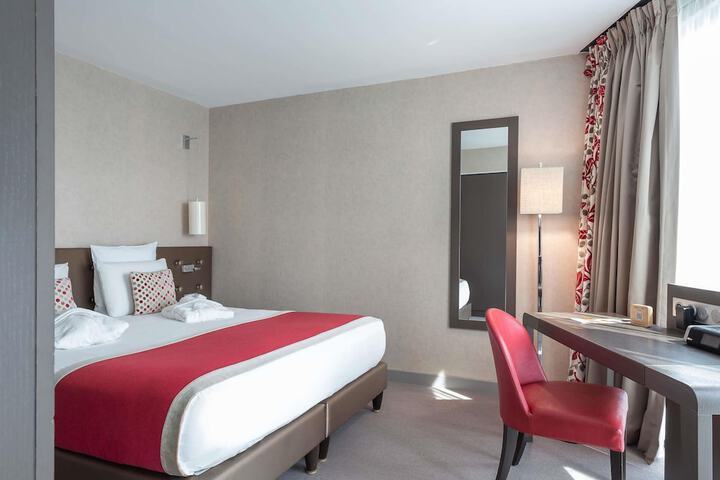 Room 4 of 90
