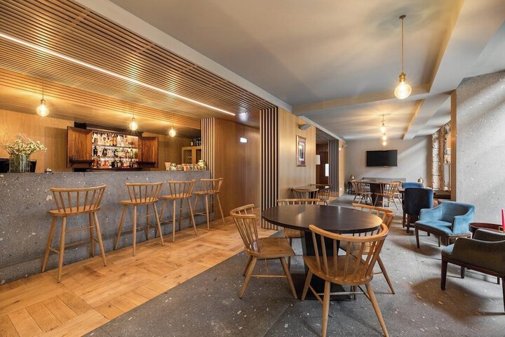 Lounge 75 of 85