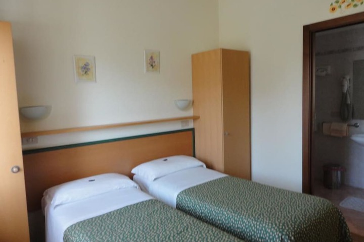 Room 13 of 34