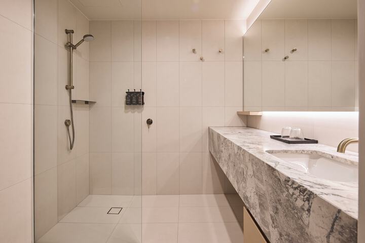 Room 40 of 103