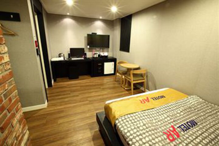 Room 14 of 30
